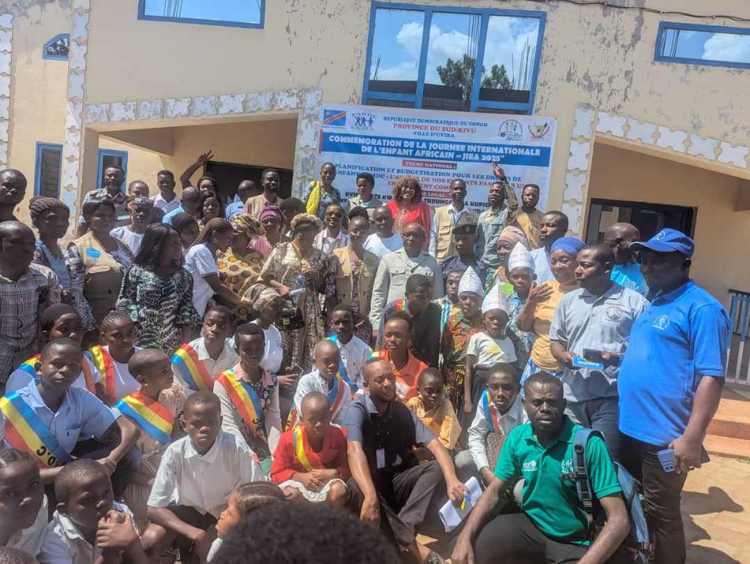 Enfants et femmes souriants